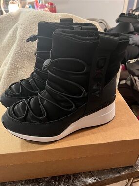 DKNY perla wedge Black Quilted Lace-Up Wedge Winter Boots